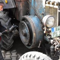 Fluthilfe Ahrtal Reparatur eines Traktors